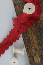 Lade das Bild in den Galerie-Viewer, Madeira Spitze Blumen - 5,5cm - red/rot
