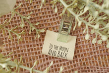 Lade das Bild in den Galerie-Viewer, 3er-Set Baumwoll-Label &quot;To the moon and back&quot;
